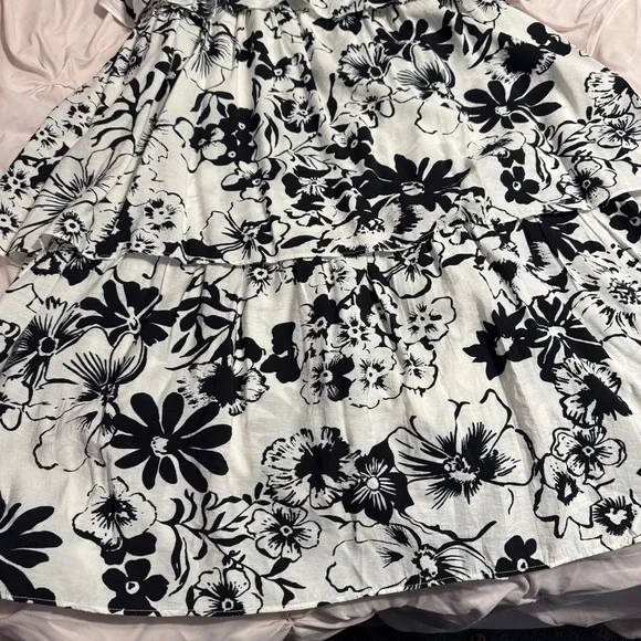 Abercrombie & Fitch Tall Black & White Floral Tiered Maxi Dress - Picture 4 of 10